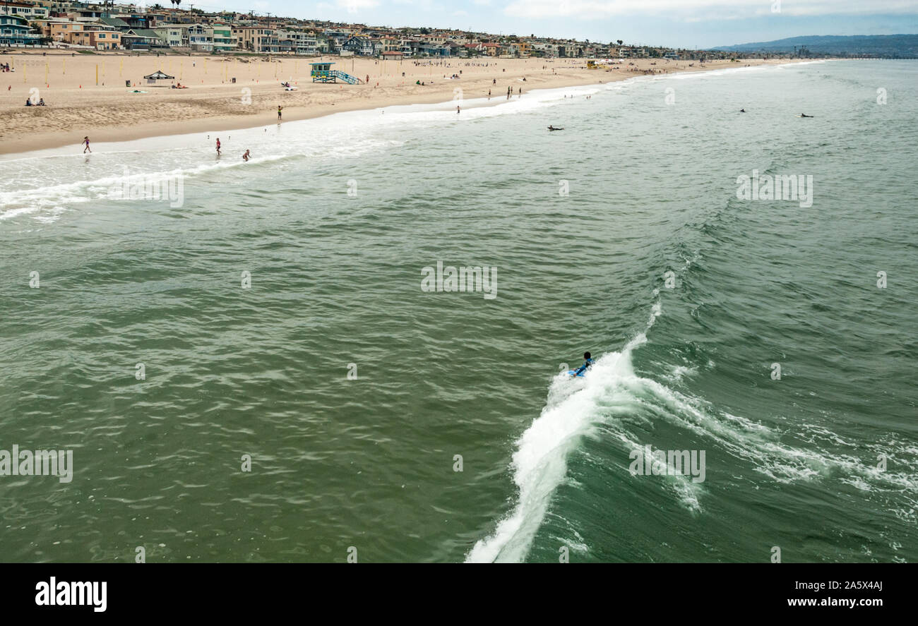 Vista aerea del bodyboarder cavalcare un onda a Manhattan Beach nella Contea di Los Angeles, California. (USA) Foto Stock