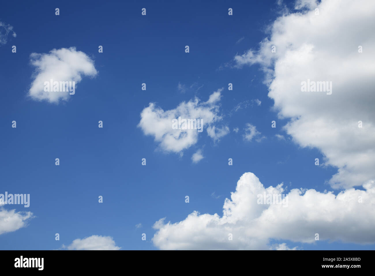 Cielo blu e nuvole bianche Foto Stock