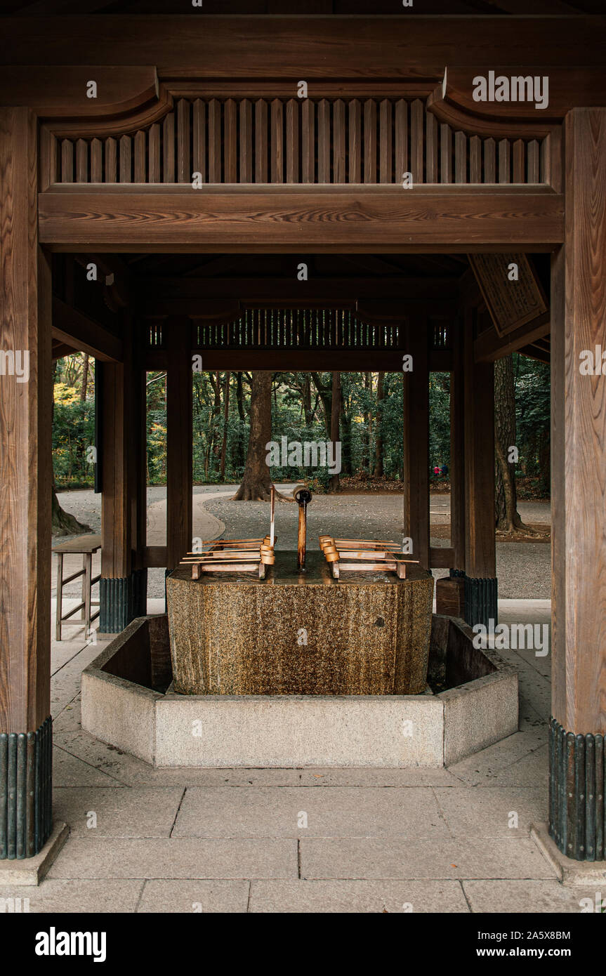 Dic 5, 2018 Tokyo, Giappone - Meiji Jingu legno storico Temizuya o acqua sacra pavilion - il più importante santuario e città lo spazio verde del Giappone Foto Stock