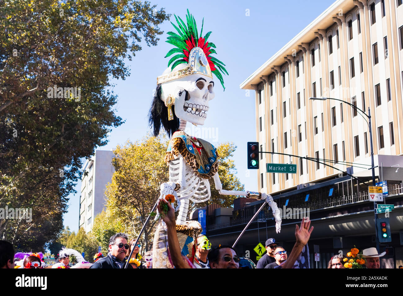 Oct 20, 2019 San Jose / CA / STATI UNITI D'AMERICA - I partecipanti alla Giornata dei morti (Dia de los Muertos) processione che si svolge in South San Francisco Bay Foto Stock