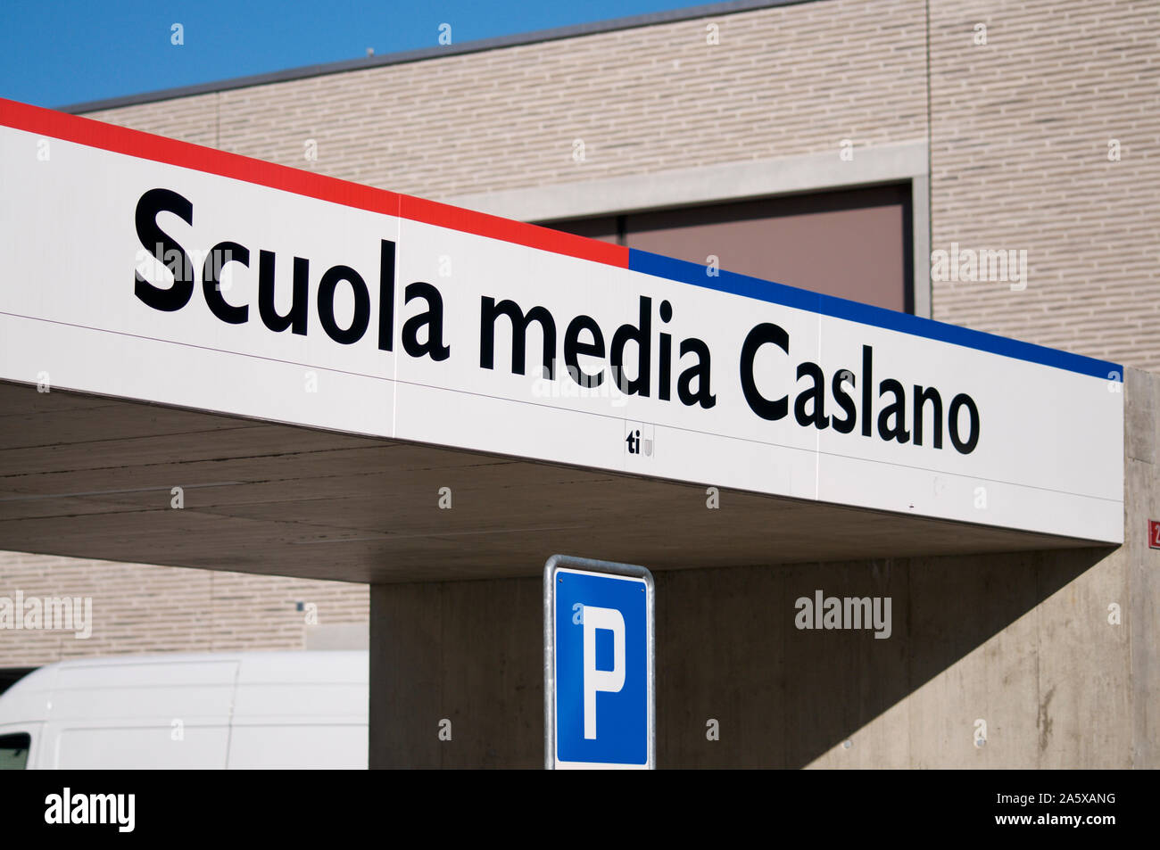 Immagine della Scuola Media Caslano (scuola secondaria di Caslano) segno appeso al nuovo edificio nel villaggio di Caslano in Svizzera Foto Stock