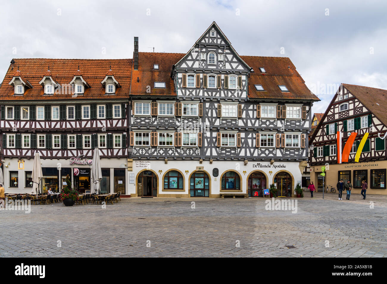Schorndorf, Germania, 10 ottobre 2019, bellissime case con travi di legno al mercato antico nel centro città schorndorf, una piazza in ciottoli nel vecchio t Foto Stock