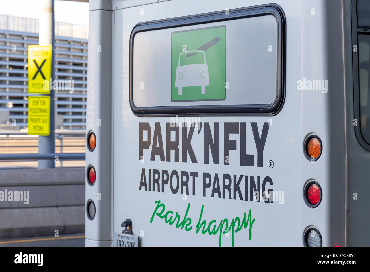 Logo Park'N Fly sul retro di un autobus navetta aeroportuale a Toronto Pearson. Foto Stock
