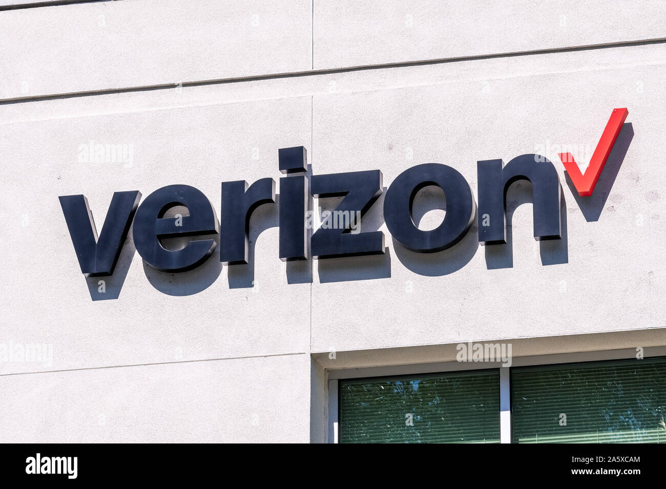 Ott 9, 2018 San Jose / CA / STATI UNITI D'AMERICA - il logo Verizon presso la loro sede nella Silicon Valley; Verizon Communications Inc. è una multinazionale americana teleco Foto Stock