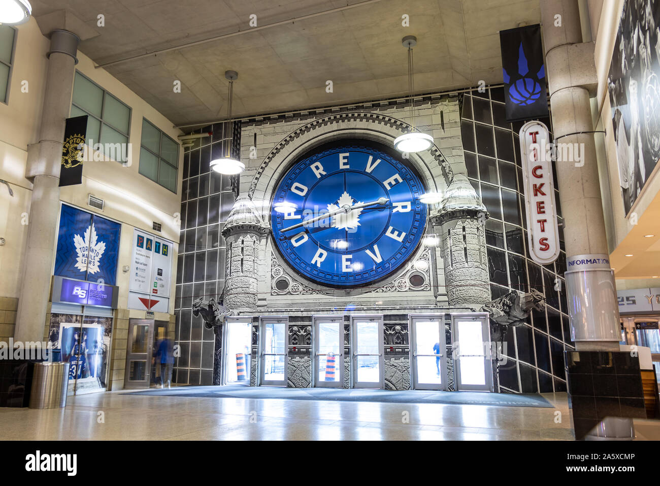 All'interno della Scotiabank Arena Galleria - Toronto Maple Leafs logo circondato da slogan 'Leafs Forever' su un orologio. Foto Stock