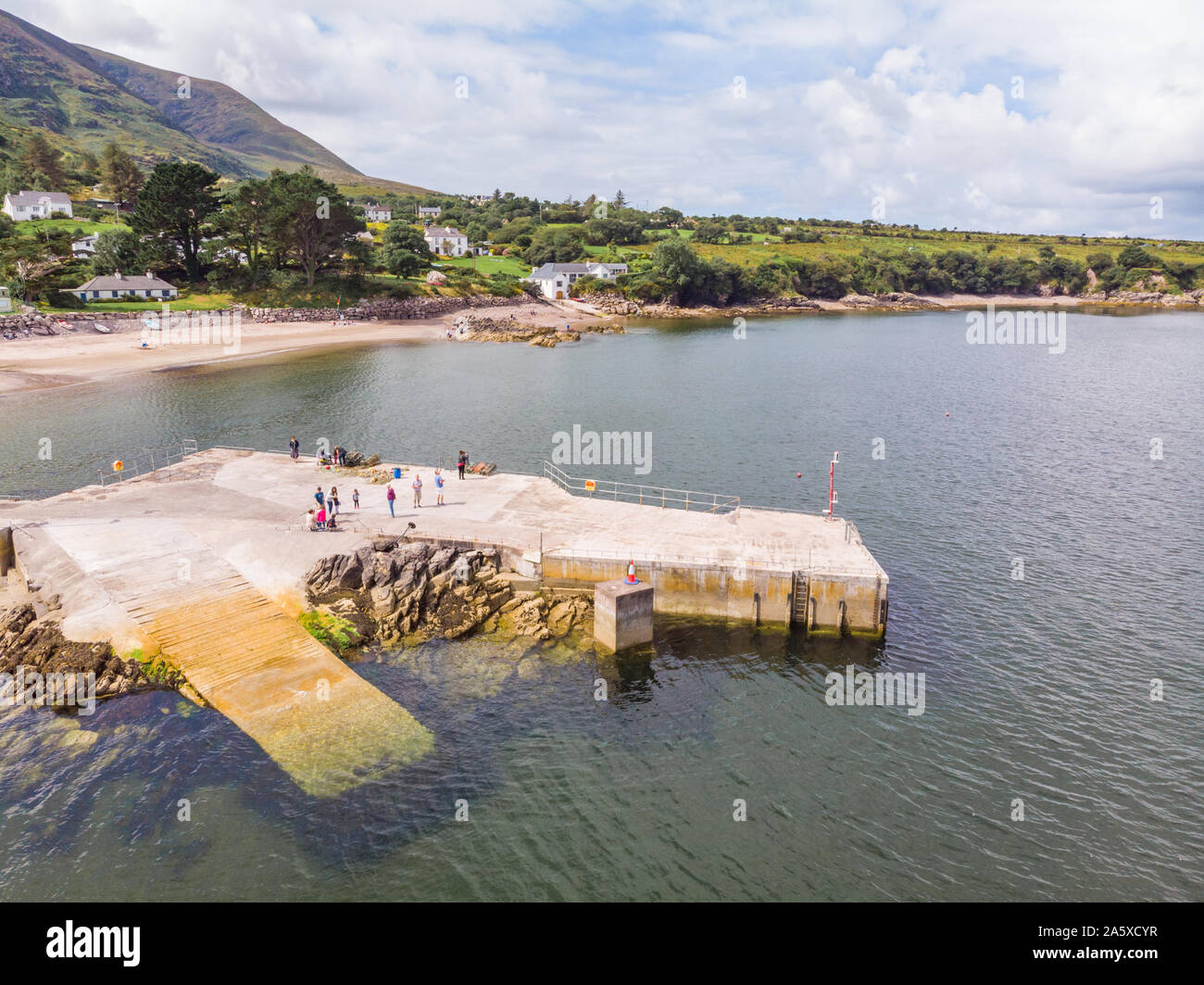 Contea di Kerry, Irlanda - 12 agosto 2019: Una veduta aerea di Kells Bay e a Kells Beach, con il suo piccolo porto, sull'anello di Kerry in Irlanda. Foto Stock