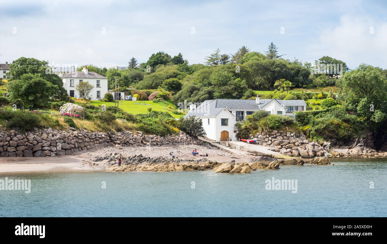 Contea di Kerry, Irlanda - 12 agosto 2019: vacanzieri godere di Kells spiaggia, situato lungo il Ring of Kerry nella Contea di Kerry, Irlanda. Foto Stock