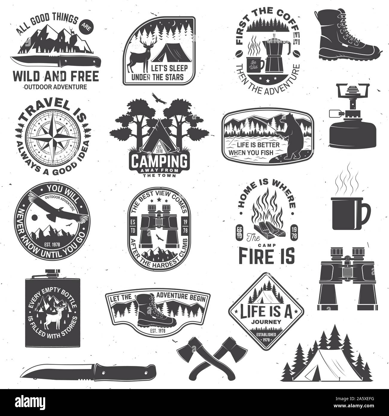 Set di outdoor adventure citazioni simbolo. Vettore. Concetto per una camicia o un logo, stampa, timbro o il raccordo a t. Design vintage con scarpe da trekking, binocolo, montagne, pesca orso, cervo, tenda e silhouette di foresta Illustrazione Vettoriale