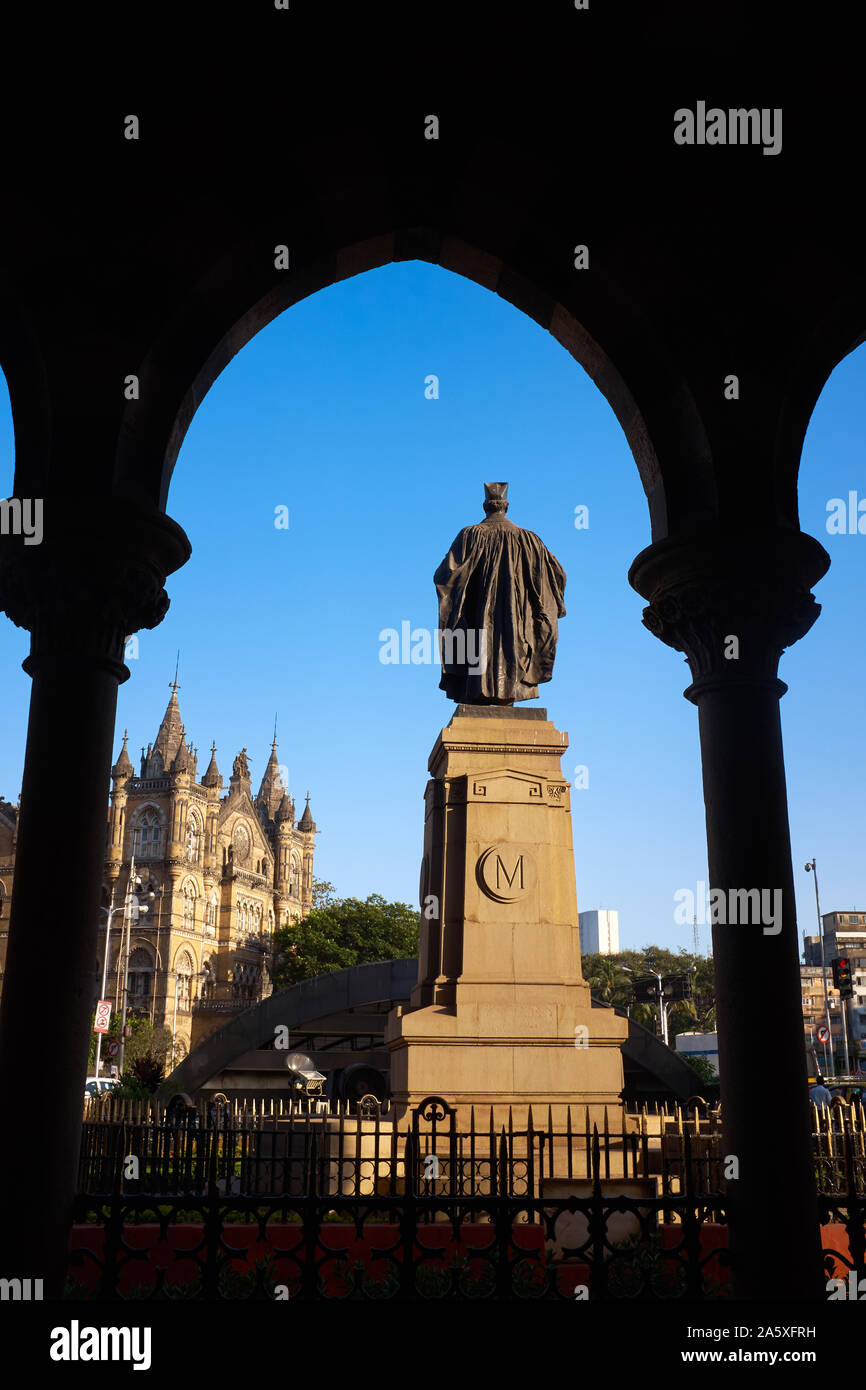 Vista da Bombay Municipal Corporation (BMC) edificio verso una statua di Sir Pherozeshah Merwanjee Mehta e Chhatrapati Shivaji Maharaj Terminus (l) Foto Stock