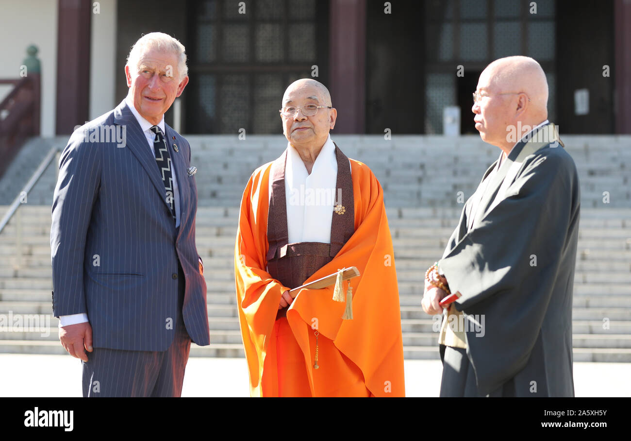 Il Principe di Galles con i Buddisti durante una visita al Tempio di Zojoji a Tokyo in Giappone. Foto Stock