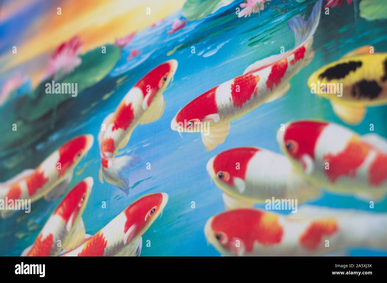 Gruppo di colorati pesci koi decorare la parete dell'edificio. Foto Stock
