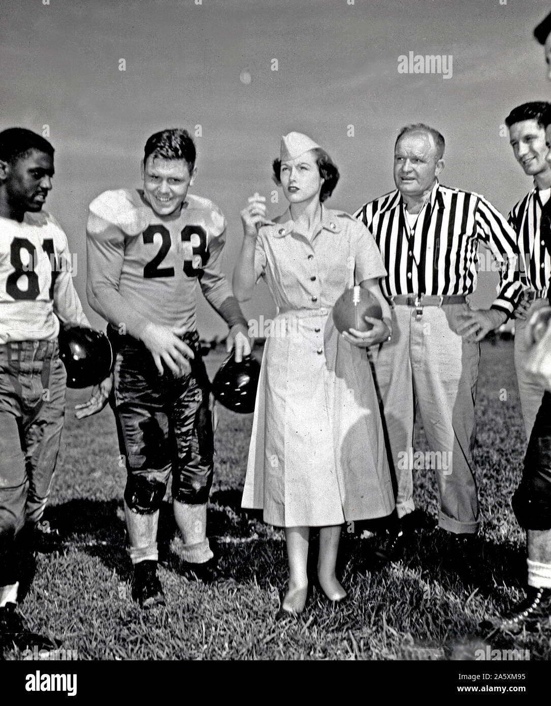 Il comando sud-occidentale, Giappone il Comando Logistico, stagione calcistica prende il via con Pvt. Cecile fratelli di Hocombe, Missouri, membro del Camp Saki WAC DISTACCO, capovolgendo la moneta per vedere chi dà dei calci fuori ca. 9/13/1952 Foto Stock