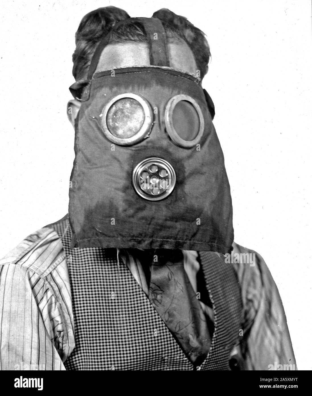 Prima maschera francese made in U.S.A. In dotazione con la prima forma di valvola di respirazione ca. 1918 Foto Stock