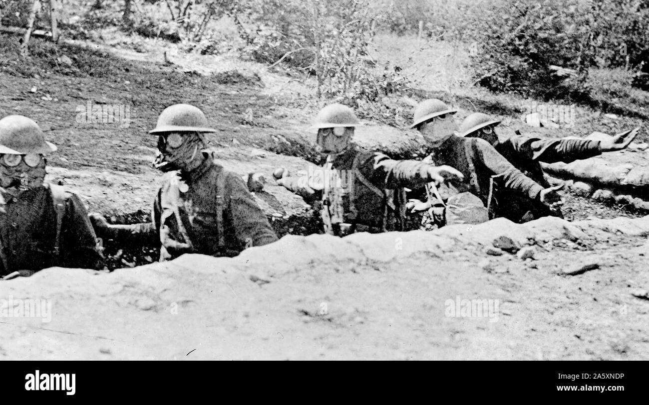Stati Uniti Marines in Francia - Marines in acciaio che indossa caschi e maschere antigas a granata Pratica di tornitura in una scuola di formazione in Francia ca. 1917 Foto Stock