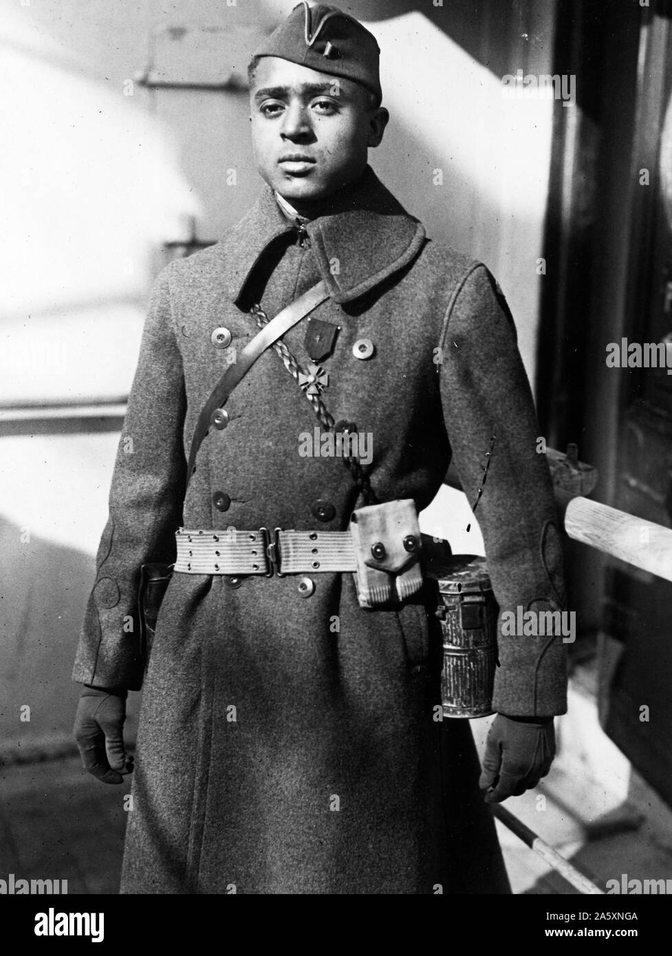 Officer del famoso xv fanteria colorati che hanno ricevuto Croix de Guerre. Lieut. Thos. A. pittore del 369 (vecchio 15th) colorato di Fanteria di New York City ca. 2/10/1919 Foto Stock