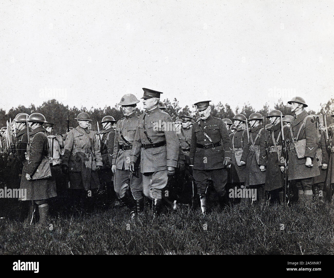 Il generale John J. Pershing, Comandante in Capo, A.E.F., ispezionare il 27th. La divisione. Sede Centrale, 2a. Esercito belga, Camp, Bonnetable, Sarthe, Francia ca. 1/22/1919 Foto Stock