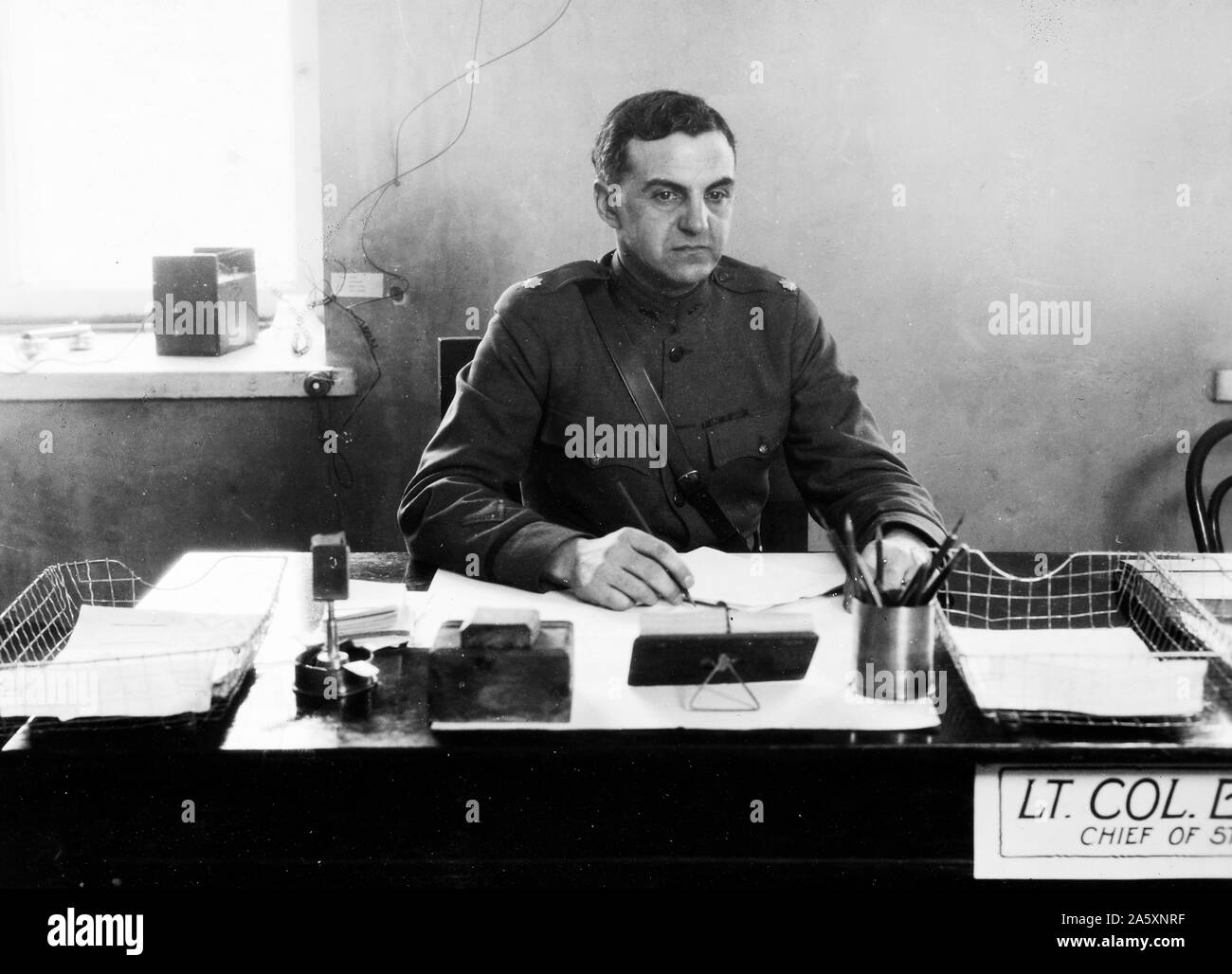 Lieut. Col. F.E. Bury, Capo di stato maggiore del quartier generale A.M.E.F. A nord della Russia, alla sua scrivania. Arcangelo, Russia ca. 5/18/1919 Foto Stock