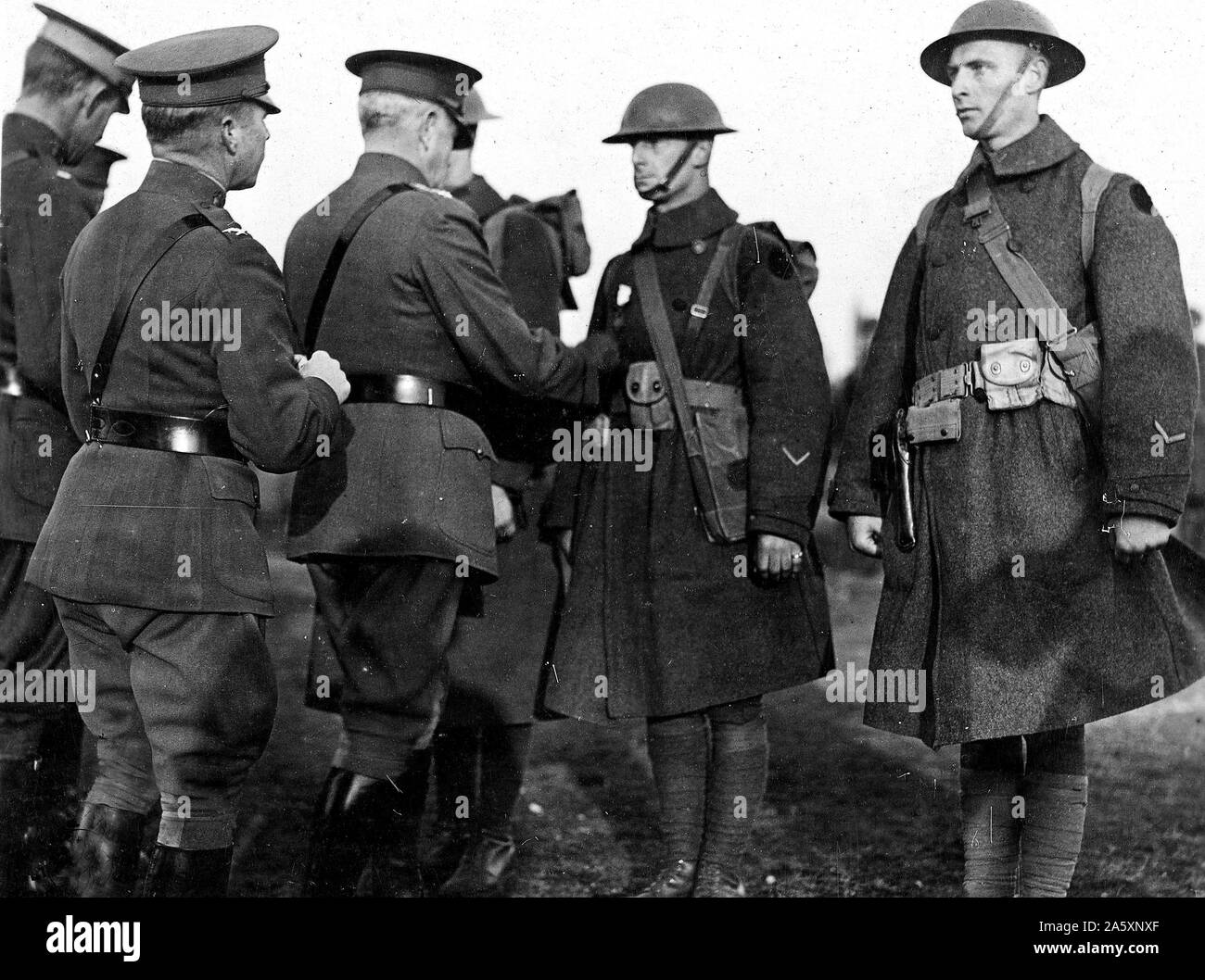 Il generale John J. Pershing, Comandante in Capo, A.E.F., la decorazione di uomini di 27th. La divisione. Sede centrale, secondo corpo d'Armata. Camp belga, Bonnetable, Sarthe, Francia ca. 1/22/1919 Foto Stock