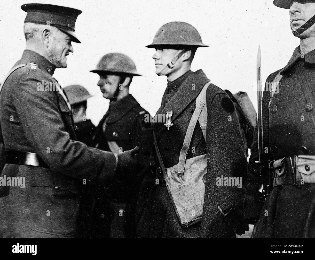 Il generale John J. Pershing, Comandante in Capo, A.E.F., la decorazione di uomini di 27th. La divisione. Sede centrale, secondo corpo d'Armata. Camp belga, Bonnetable, Sarthe, Francia ca. 1/22/1919 Foto Stock