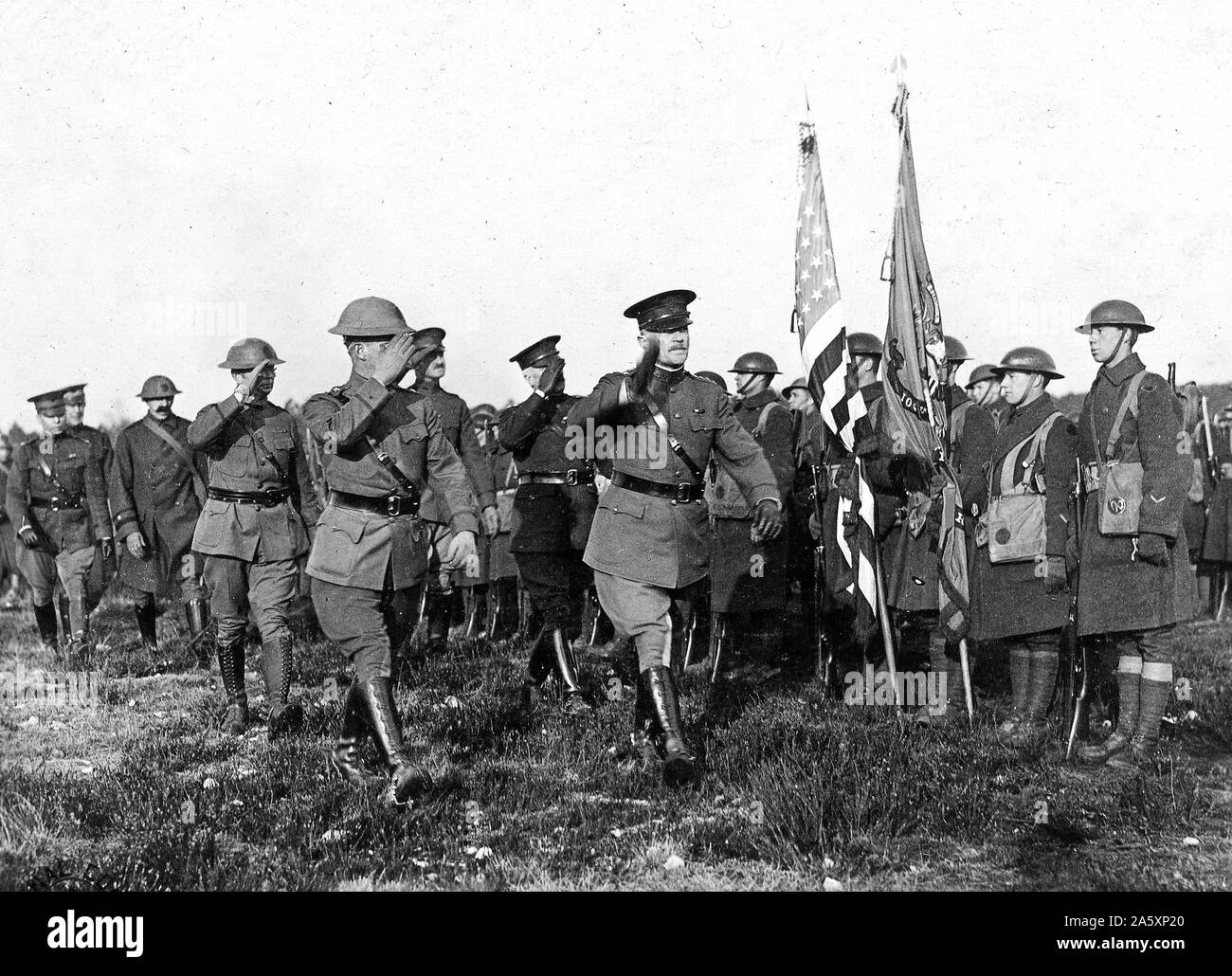 Il generale John J. Pershing, comandante in capo dell'A.E.F., ispezione 27th. La divisione. Sede centrale, secondo esercito belga, Camp, Bonnetable, Sarthe, Francia ca. 1/22/1919 Foto Stock