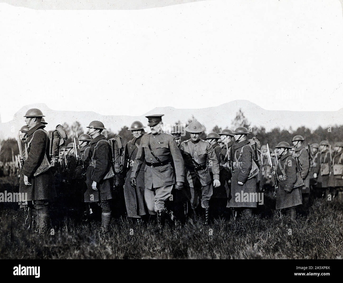 Il generale John J. Pershing, Comandante in Capo, A.E.F., ispezionare il 27th. La divisione. Sede Centrale, 2a. Esercito belga, Camp, Bonnetable, Sarthe, Francia ca. 1/22/1919 Foto Stock