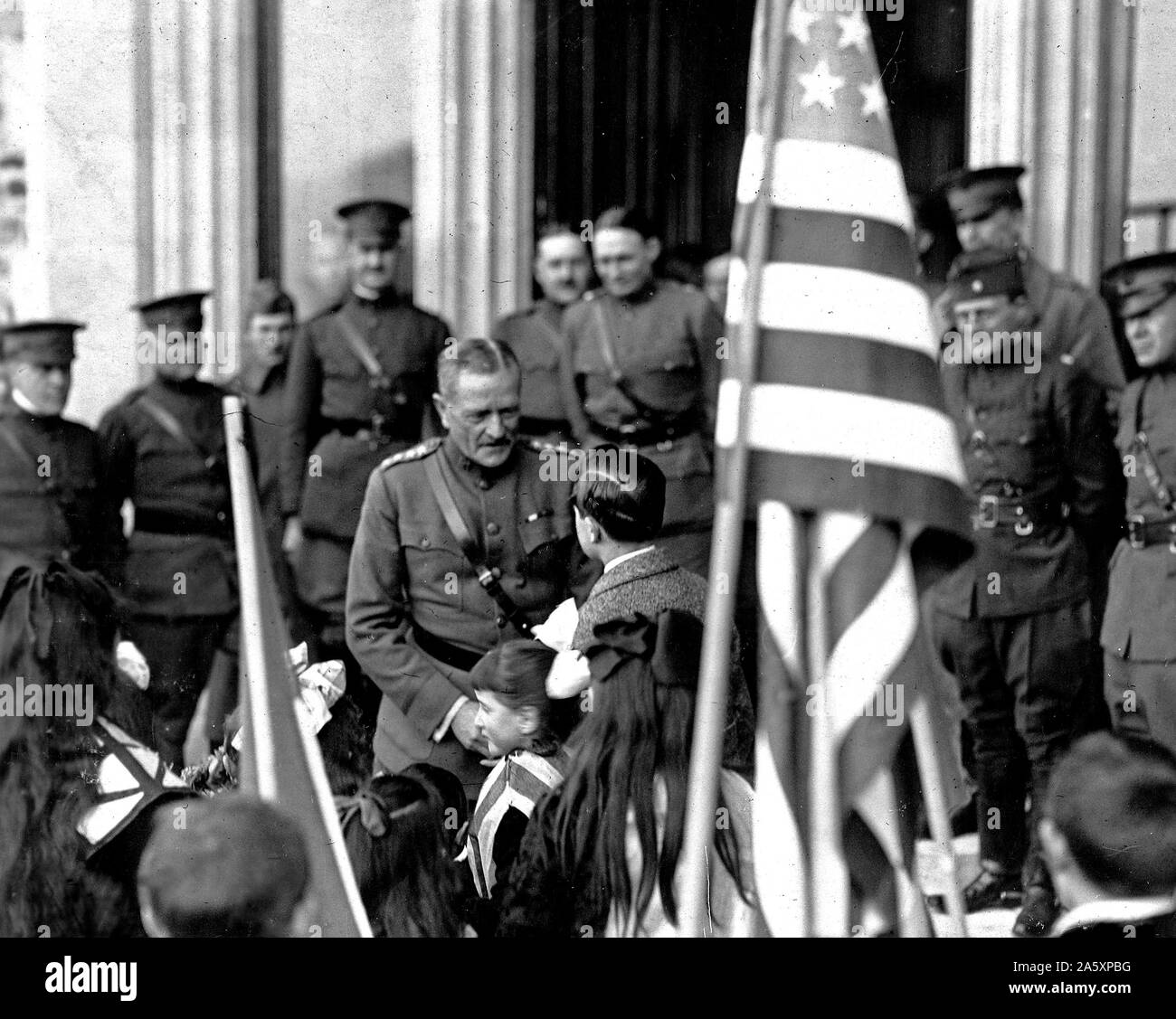 Il generale John J. Pershing, Comandante in Capo, A.E.F., viene accolto dai bambini di Bonnetable, Sarthe, Francia. Sede centrale, secondo Esercito ca. 1/22/1919 Foto Stock