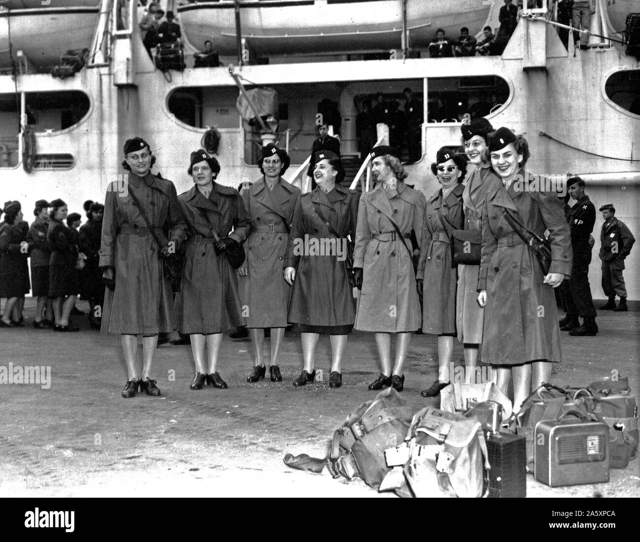 Didascalia originale: primo contingente di WAC per Tokyo Duty: un gruppo di neo arrivato WAC ufficiali, parte del primo gruppo di oltre 200 gli ufficiali e a tutto il personale arruolato per essere assegnato alla sede centrale e servizio gruppo, GHO-AFPAC, Tokyo, Giappone, dopo sbarcarono dal USAHS., 'Comfort', al secondo il maggiore porto Yokohama, Giappone, nov. 24th. L-R: Il Mag. Pauline V. Lynch, WAC DIRETTORE DEL PERSONALE; Capt. Mildred Surgess, WAC C.O; Capt. Jean uncini; Capt. Casa di Maria; Capt. Gladys Netles: Capt. Harriet Fevensen; Lt. Elanor Moffie, e il tenente Marie Knaseak. Foto Stock