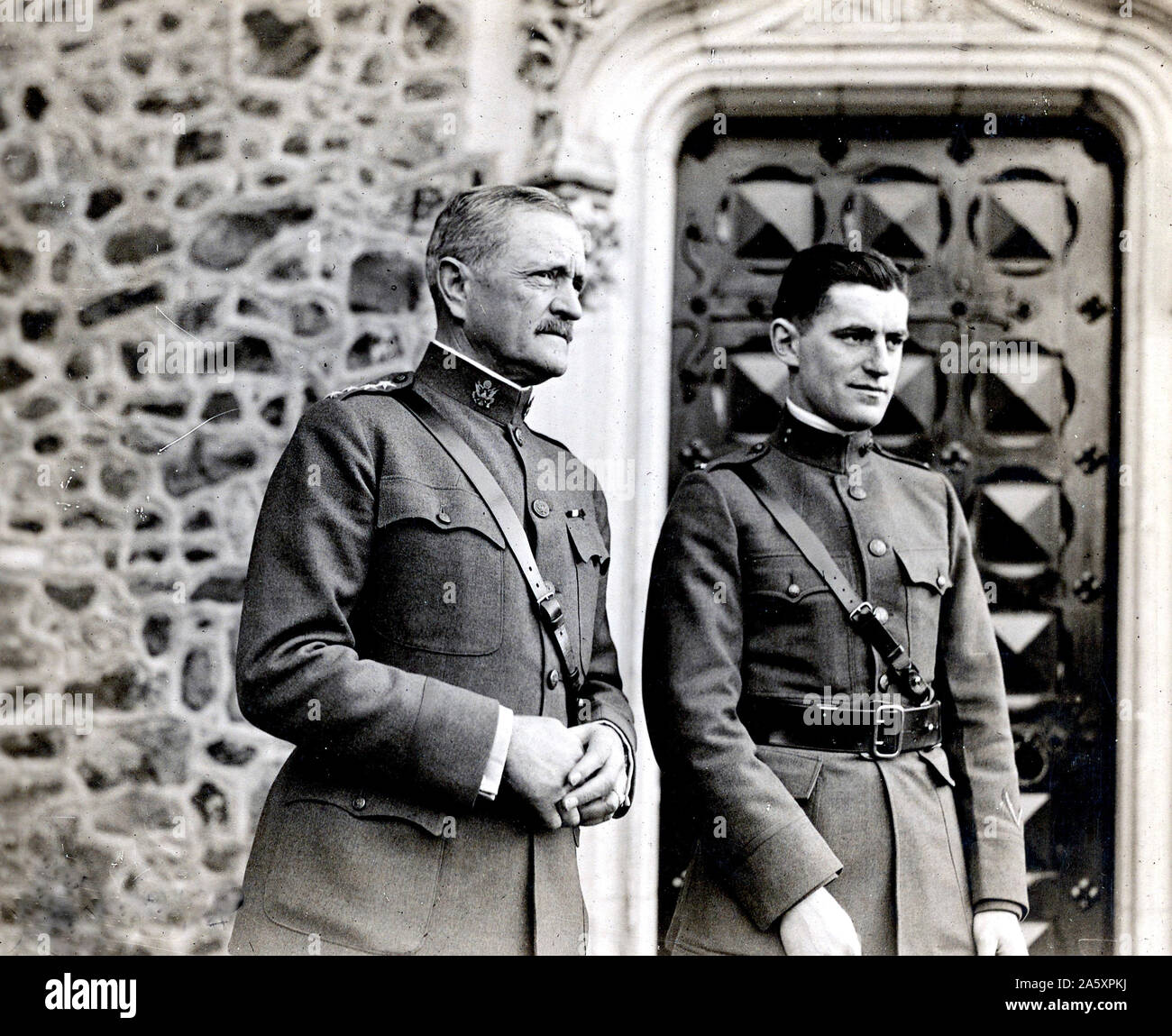 Il generale John J. Pershing, Comandante in Capo, A.E.F., e 2nd.Lt. Frank Pershing, (nipote del gen. Pershing). Sede centrale secondo corpo d'Armata. Bonnetable, Sarthe, Francia ca. 1/22/1919 Foto Stock