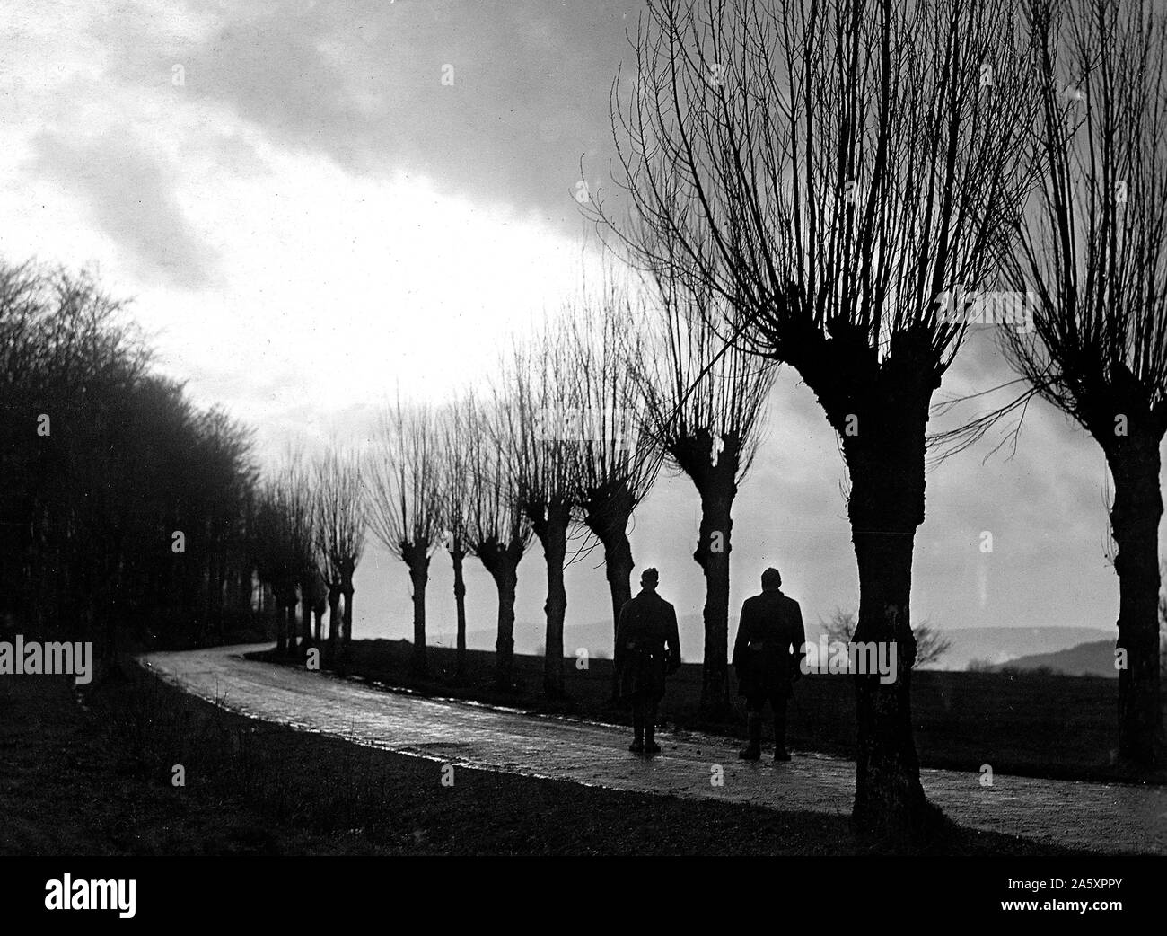 Vista al tramonto su una strada custodito da American sentinelle, gli uomini del 3° Battaglione, xvi fanteria, 1° Divisione, esercito di occupazione. Otzingen, Germania 1/3/1919 Foto Stock