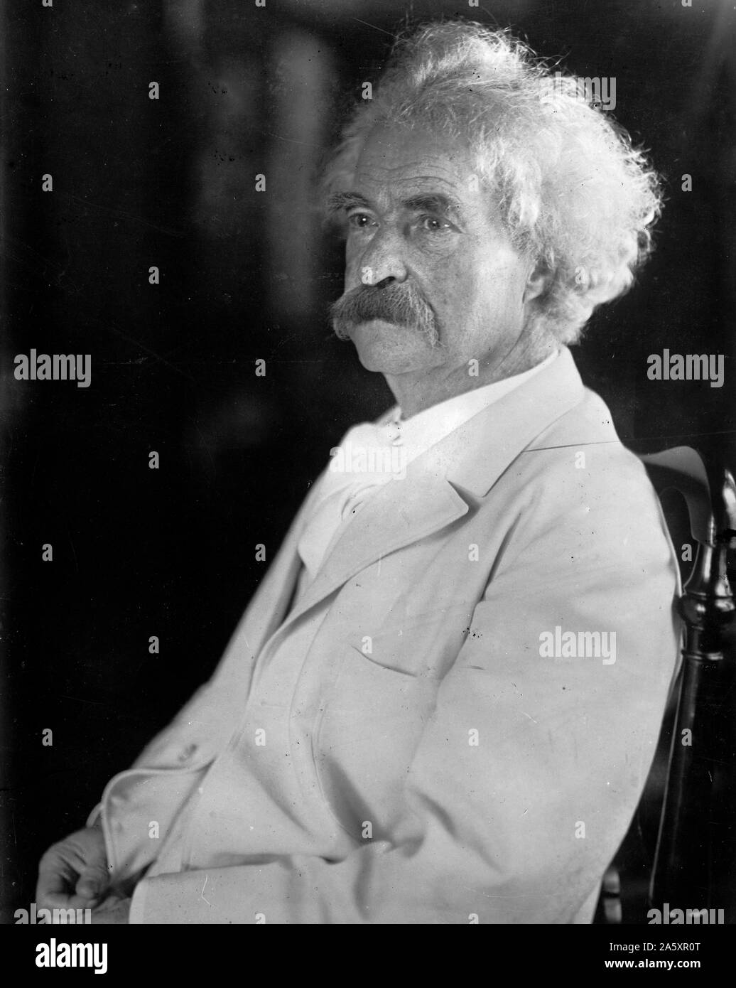 Samuel Clemens (Mark Twain) seduto in poltrona Foto Stock