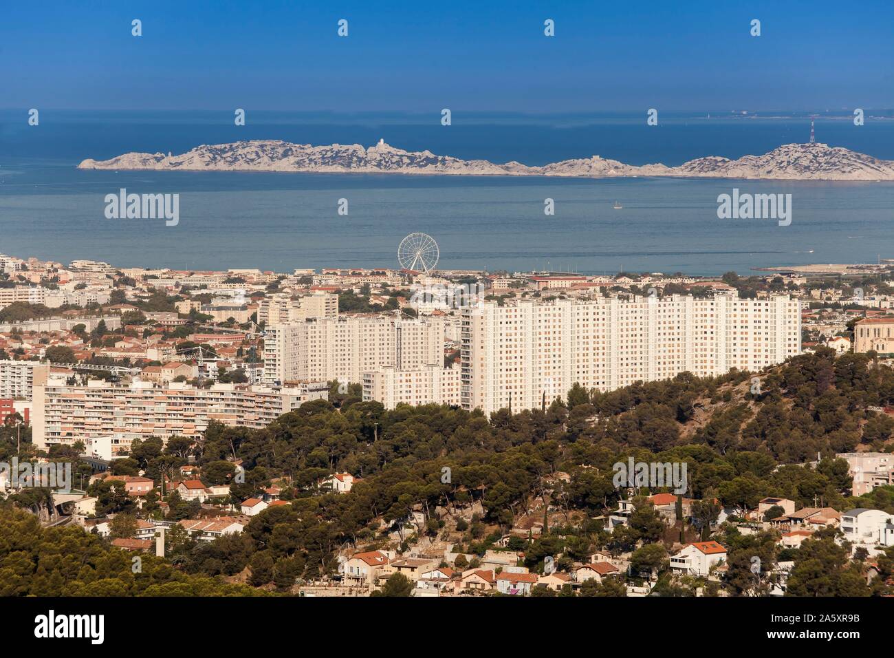 Vista della città di Marsiglia in background l'ex carcere isola Ile de se, isole Frioul, Marsiglia, Provence-Alpes-Côte d'Azur, in Francia Foto Stock