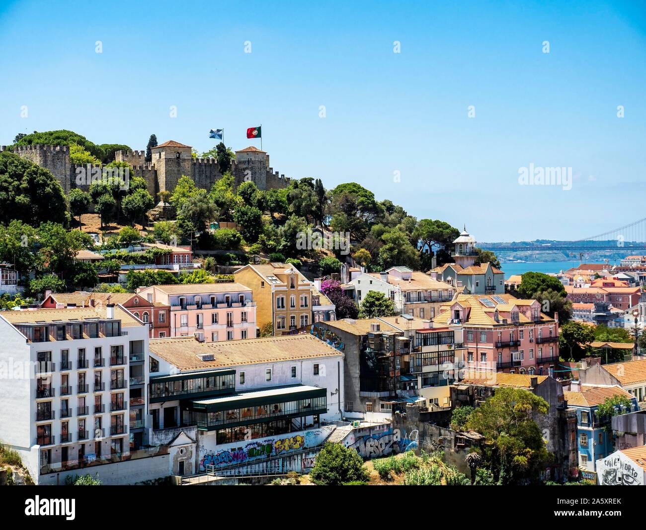 Vista dal Miradouro da graca per la città vecchia di Lisbona, Lisbona, Portogallo Foto Stock