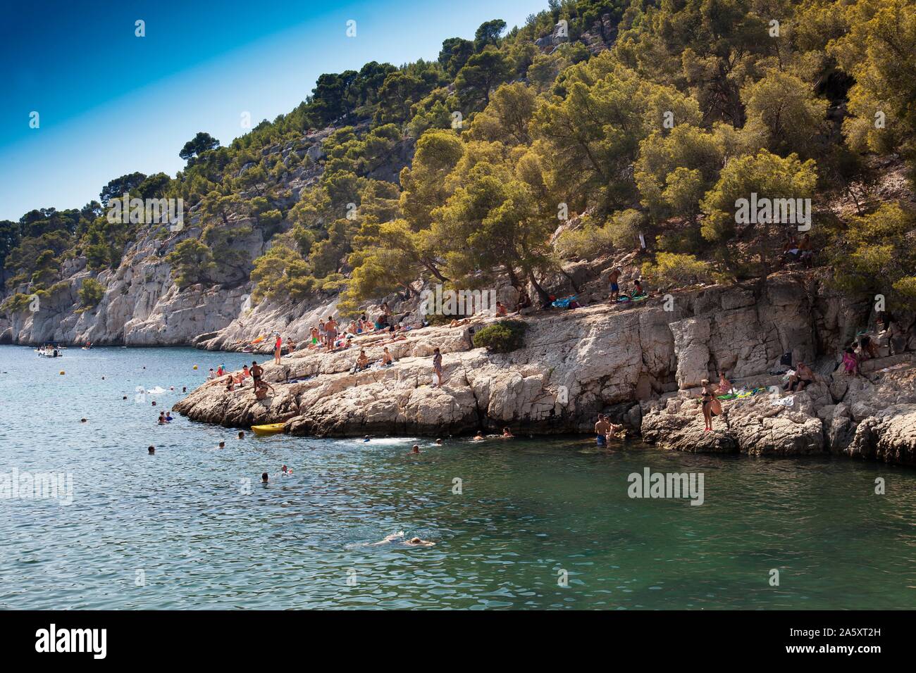 Spiaggia di vacanzieri presso la spiaggia della baia di Calanque de Port-Pin, Parco Nazionale Calanques di Cassis, Dipartimento Bouches-du-Rhone, Provence-Alpes-Cote Foto Stock