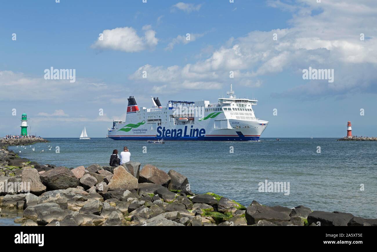 Mar Baltico ferry pier passa la luce all'ingresso Unterwarnow, Warnemunde, Rostock, Meclemburgo-Pomerania Occidentale, Germania Foto Stock