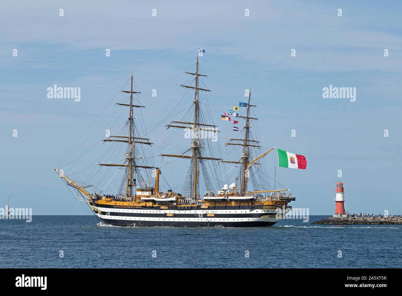 Italiano di formazione a vela nave Amerigo Vespucci passa pier luci all'ingresso del Unterwarnow, Hanse Sail, Warnemunde, Rostock Foto Stock