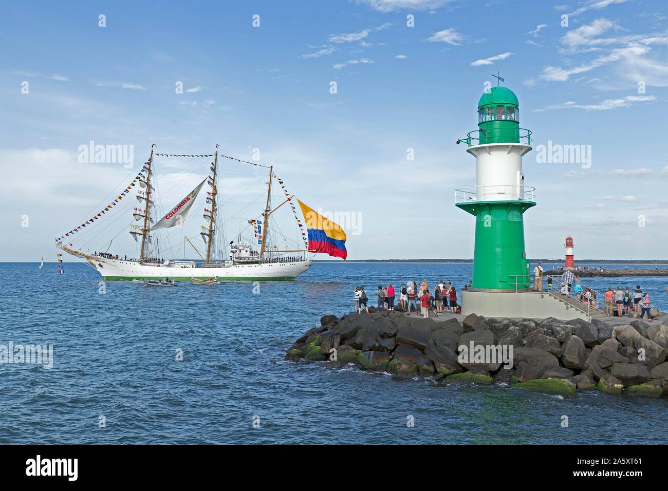 Corteccia colombiano Gloria lascia la Hanse Sail con marinai nei montanti, Warnemunde, Rostock, Meclemburgo-Pomerania Occidentale, Germania Foto Stock