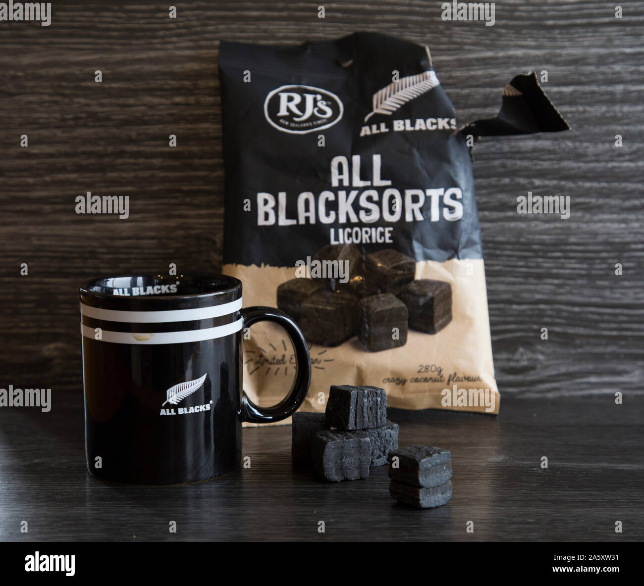 RJs marca Allsorts liquirizia con tazza di tè. Rinominati tutti i tipi nero per la Coppa del Mondo di rugby. Pasticceria promozionali, lollies, CANDY. Foto Stock