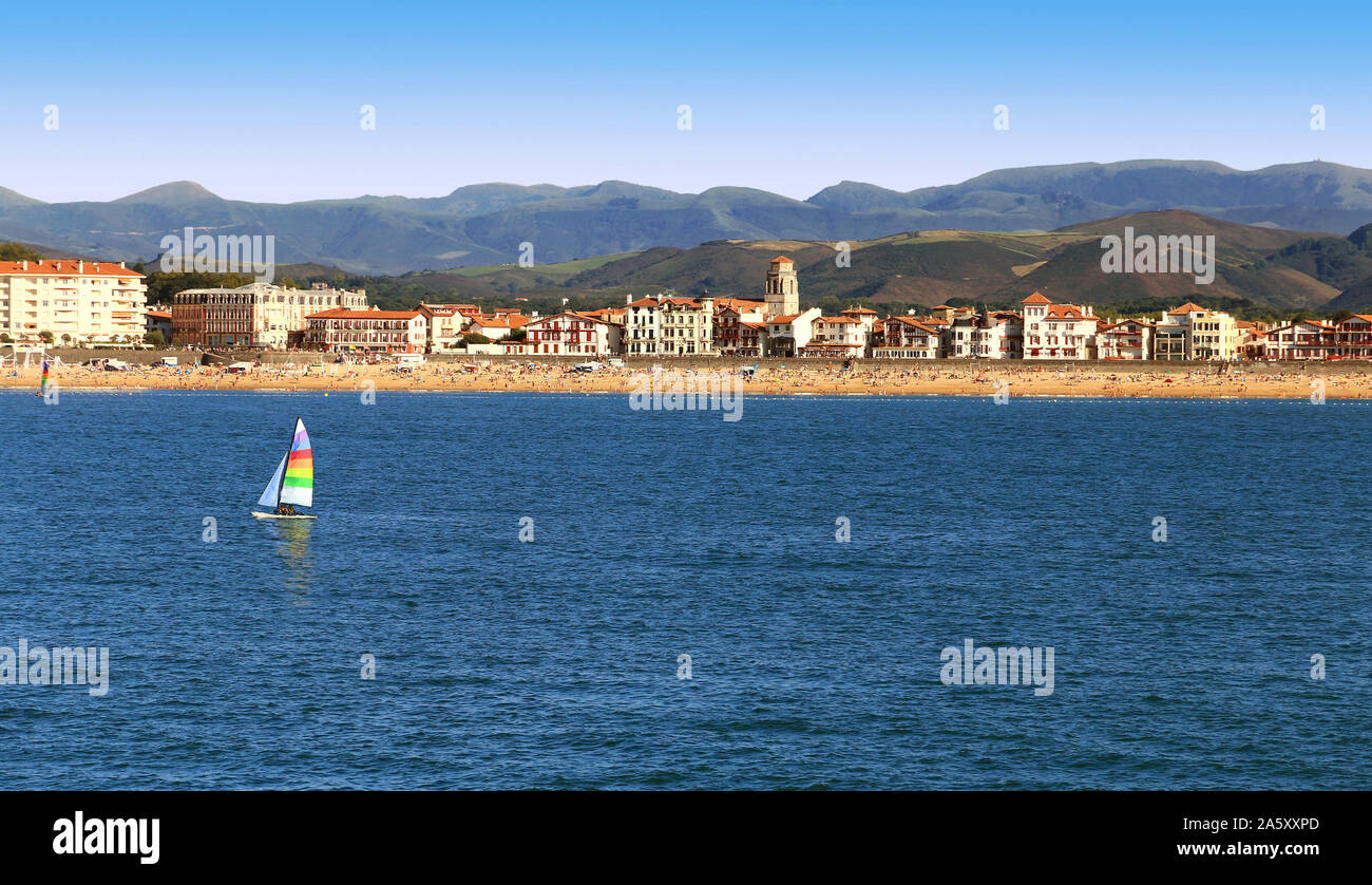 Lungomare di Saint-Jean-de-Luz visto dal mare. Foto Stock