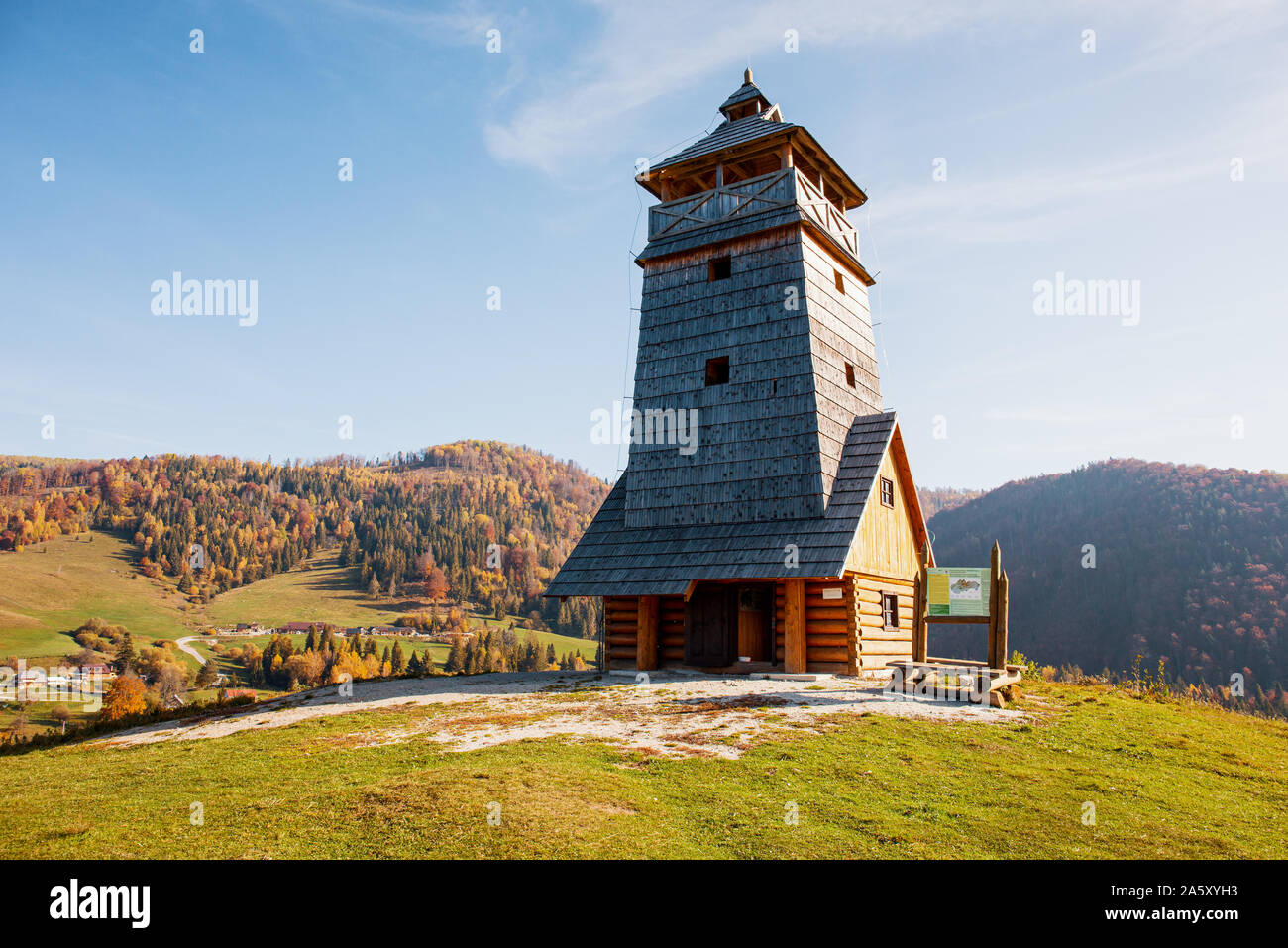 In legno torre sightseeing in Zbojska, Slovacchia centrale, Europa Foto Stock