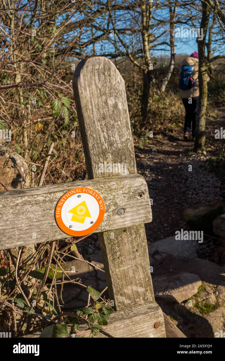 "Circolare la Foresta Nazionale di modo " sentiero modo-segno del marcatore sul palo da recinzione con walker in distanza, Ticknall, Derbyshire, England, Regno Unito Foto Stock