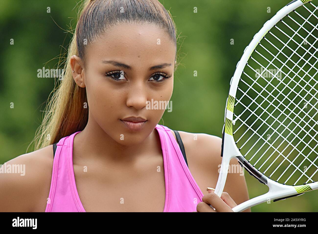 Una ragazza impassibile giocatore di tennis Foto Stock