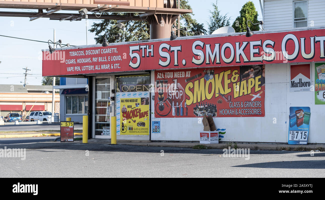 15 ottobre 2019: Berks County, Pennsylvania, USA: al di fuori della vista di Vape e sigaretta store sulla strada trafficata. Foto Stock