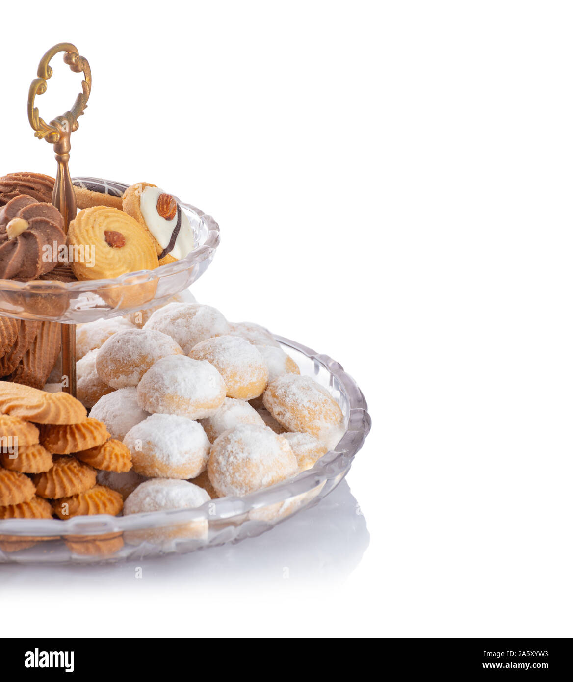 Tradizionale egiziana Al-Fitr Eid i cookie e i biscotti su bianco, Felice Eid Foto Stock
