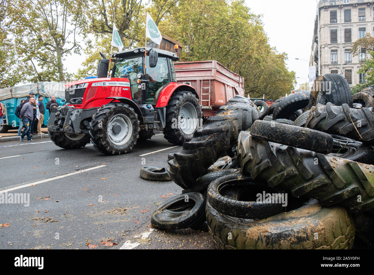 Ottobre 22, 2019, Lione, Auvergne-Rhône-Alpes, Francia - Dimostrazione di agricoltori. Fuoriuscita di pneumatici di fronte alla prefettura di Rodano Foto Stock