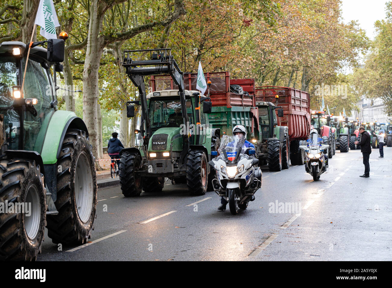 Ottobre 22, 2019, Lione, Auvergne-Rhône-Alpes, Francia - Dimostrazione di agricoltori. Convoglio di trattori per le strade di Lione Foto Stock