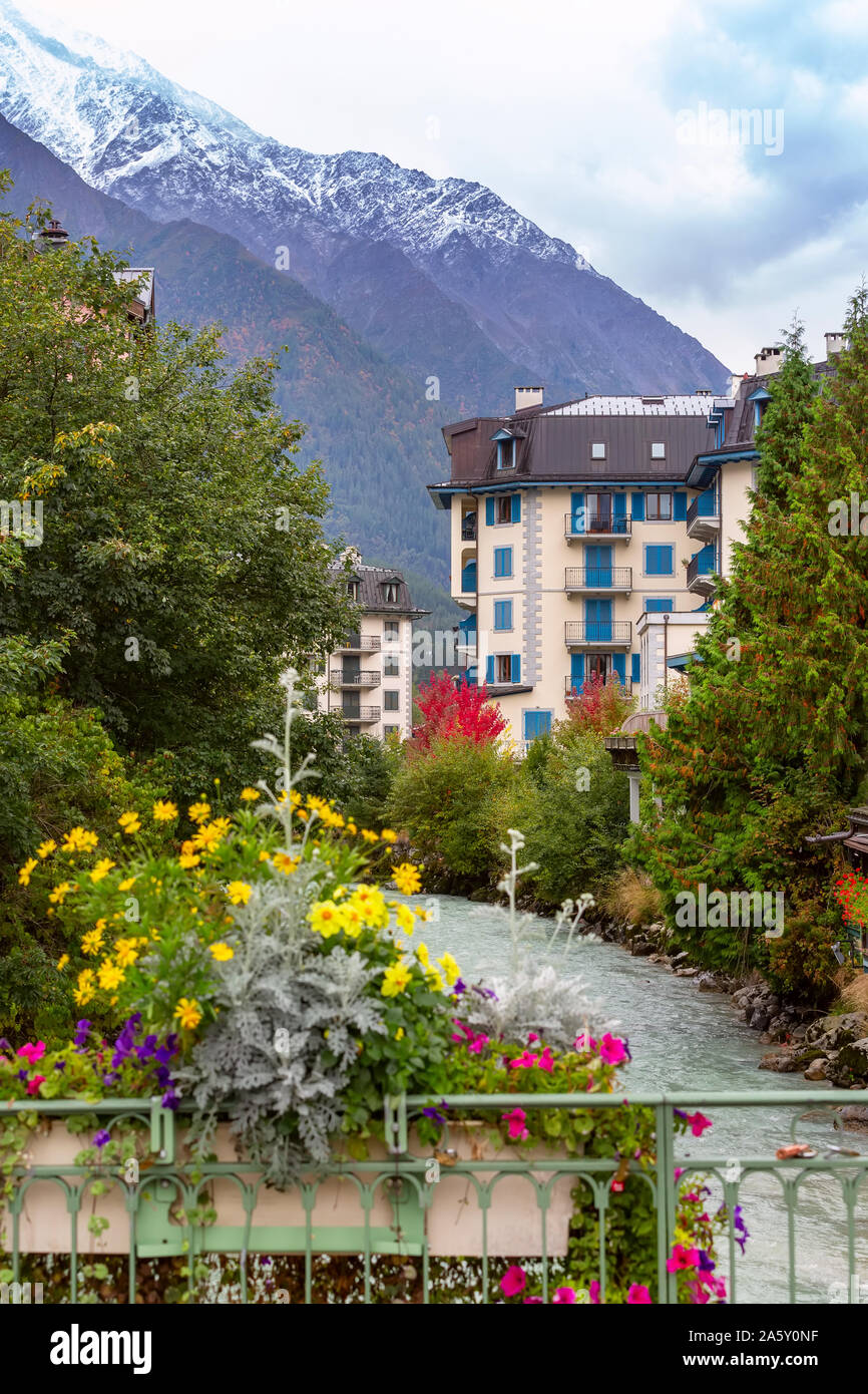 Chamonix Monte Bianco, Francia fiume e autunno street view con fiori nel centro della famosa località sciistica situata in Haute Savoia provincia Foto Stock