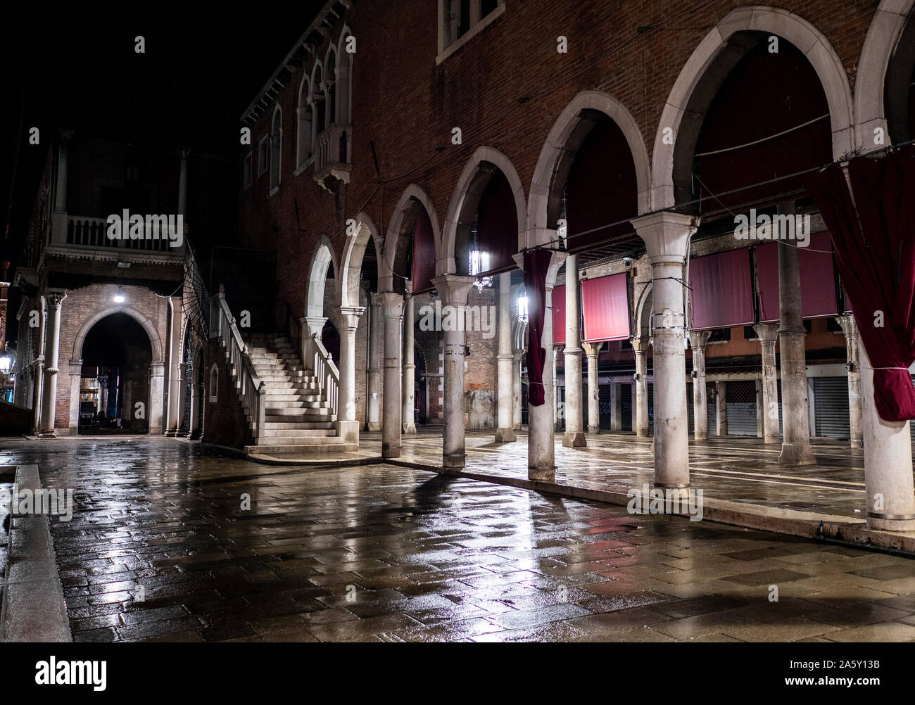 L'Italia, Veneto, Venezia, mercato del pesce di Rialto di notte Foto Stock