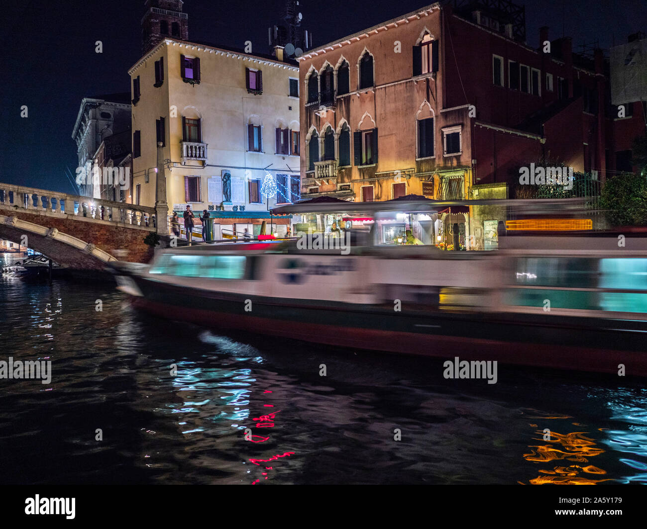 L'Italia, Veneto, Venezia Canal Grande e con il vaporetto di notte Foto Stock