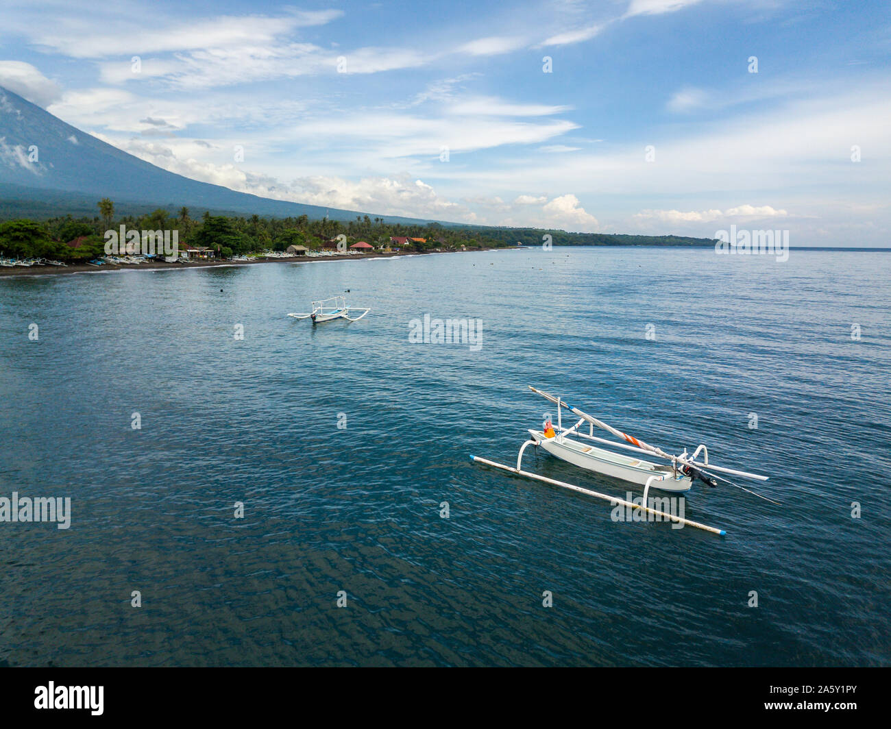 Vista aerea di un tradizionale di barche da pesca a Bali, in Indonesia Foto Stock