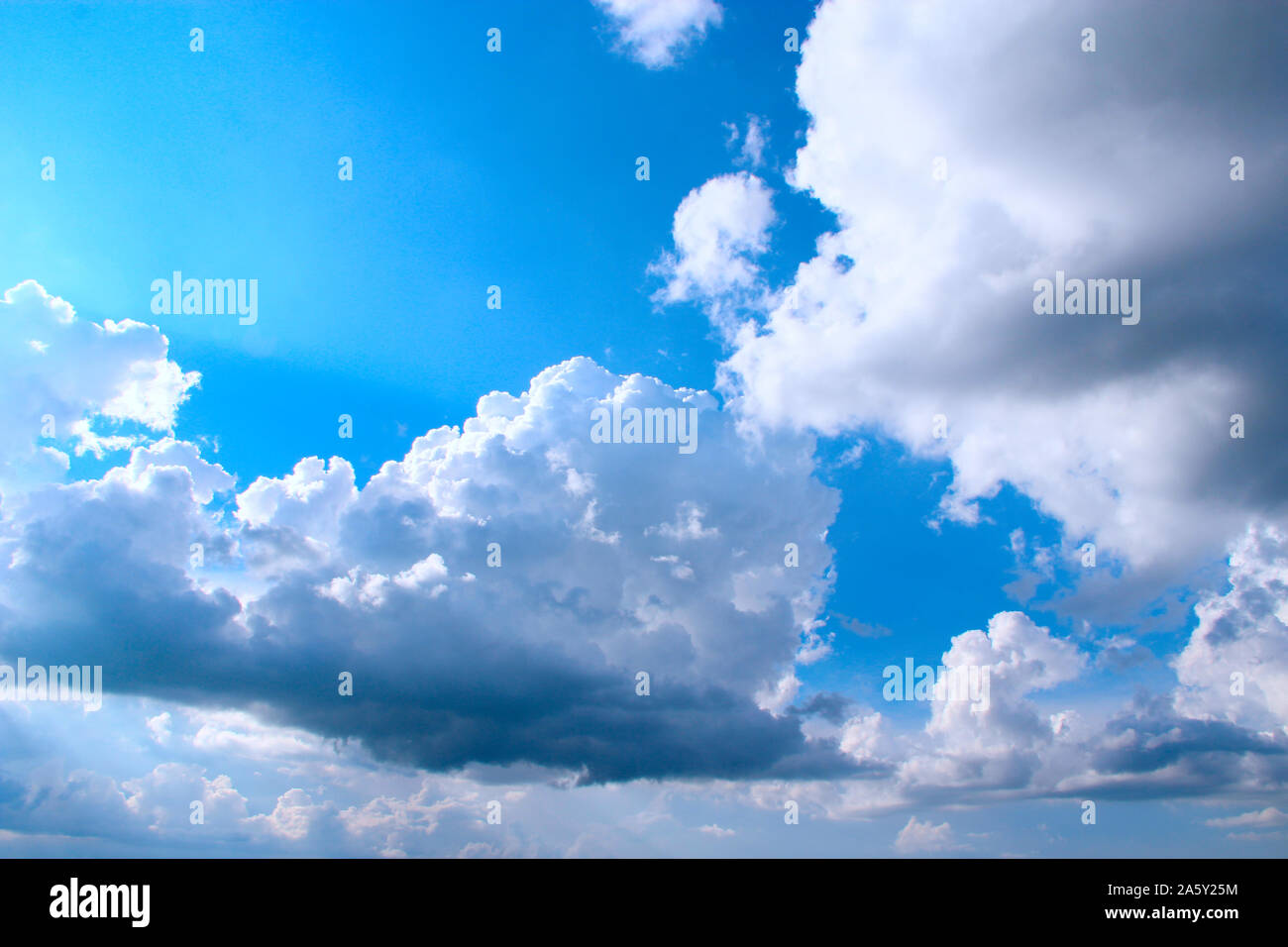 Bella nuvole bianche sul cielo blu sullo sfondo. panorama celeste Foto Stock